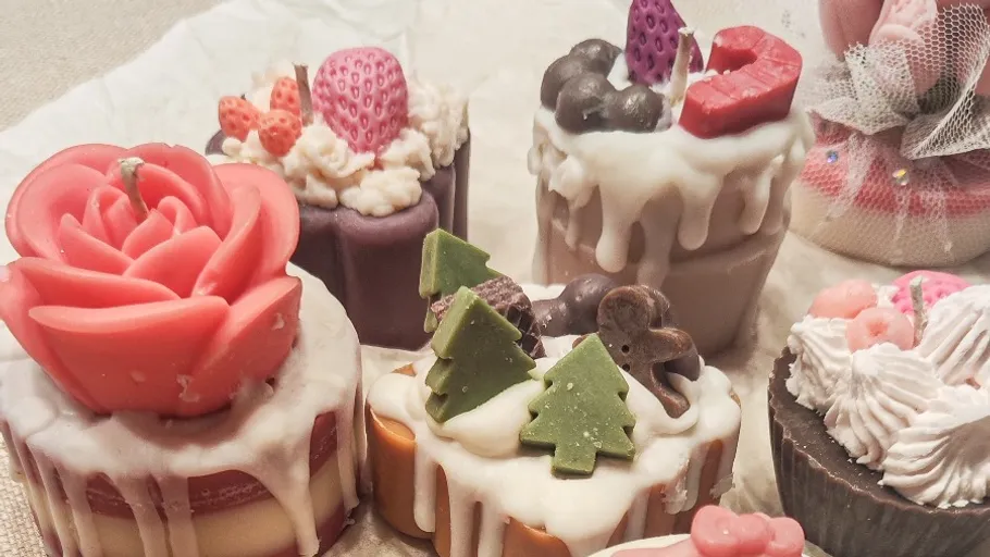 Bunte Kerzen geformt wie Desserts auf Display.