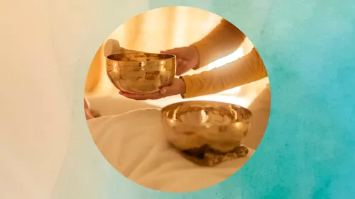 Hände halten eine Klangschale in ruhiger Umgebung.