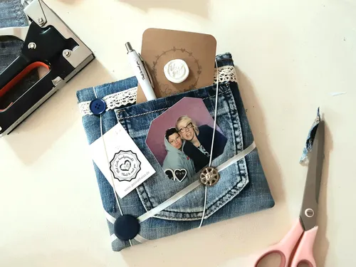 Denim-Tasche mit Foto, dekoriert und auf einem Tisch.