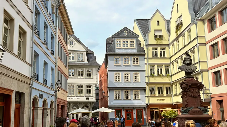 Menschen auf einem historischen europäischen Platz.