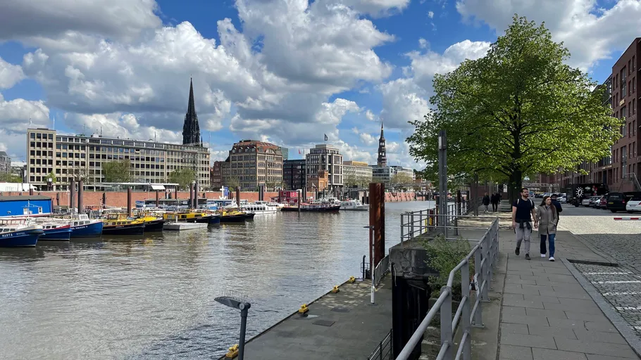 Hafenszene mit Booten und Stadtsilhouette.
