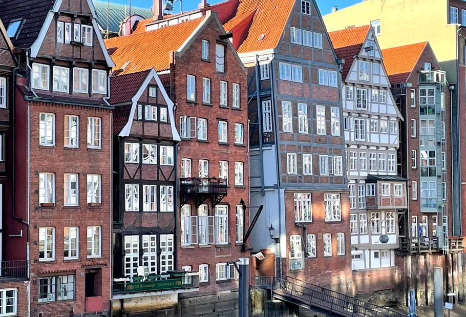 Alte Backsteingebäude an einem Kanal.