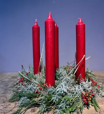 Rote Kerzen in einem Adventskranz.