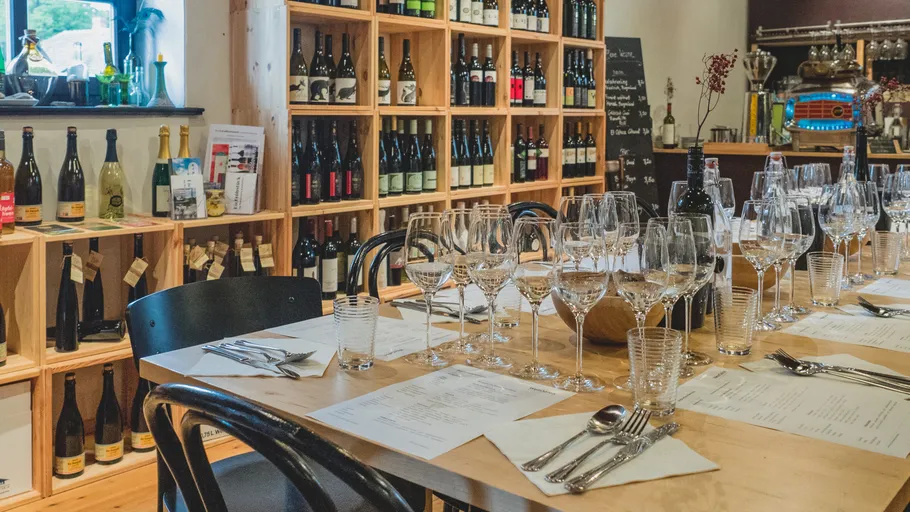 Esstisch mit Gläsern in einem Weinladen.