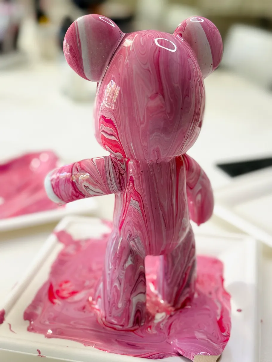 Rosa Bärenfigur mit Marmor-Design.