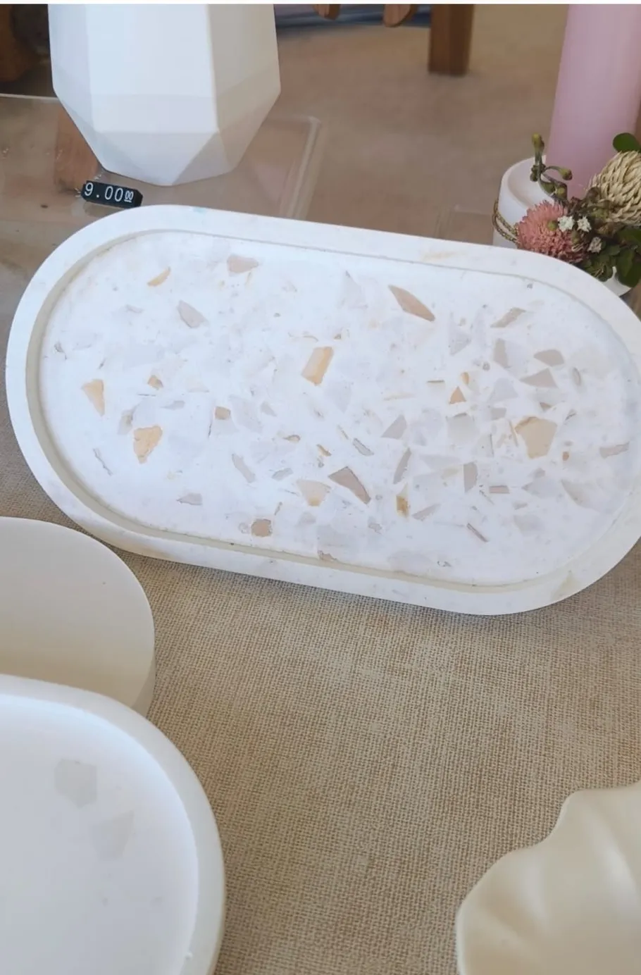 Terrazzo-Tablett auf Ausstellungstisch.