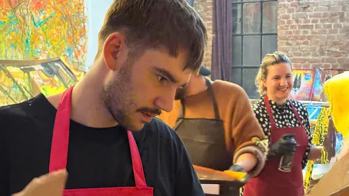 Menschen malen in einem Kunststudio.