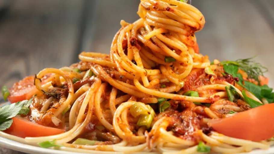 Spaghetti mit Tomatensauce und Gemüse.