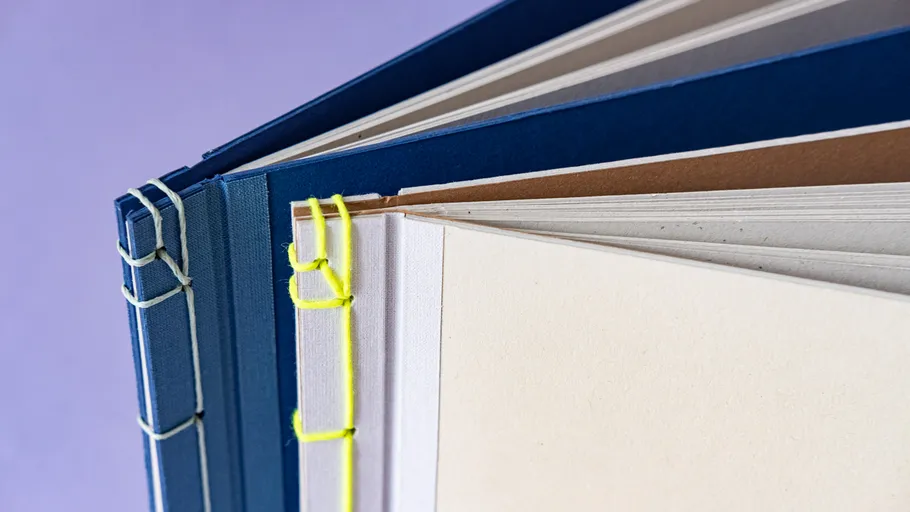 Bücher mit dekorativem Stich auf Einbänden.