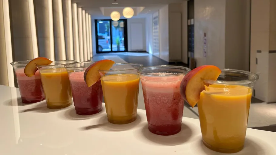 Bunte Getränke mit Obstgarnitur auf Theke.