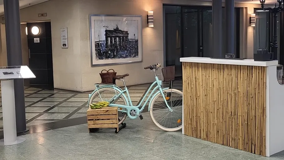 Fahrrad parkt drinnen neben Holztresen.