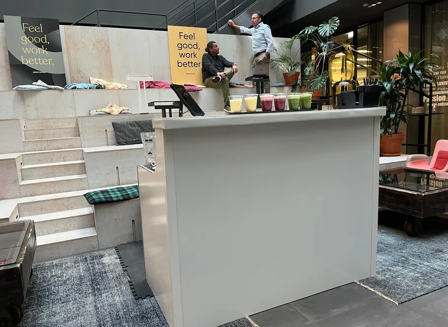 Zwei Personen auf Treppen, Büro innen.