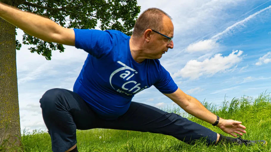 Mann übt Tai Chi im Park.