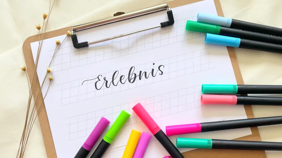 Bunte Marker und Klemmbrett auf Papier.