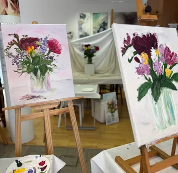 Zwei Blumenbilder auf Staffeleien im Kunststudio.