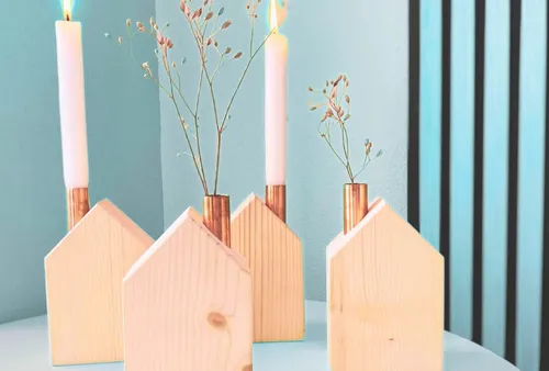 Kerzenhalter in Hausform mit Blumen aus Holz.