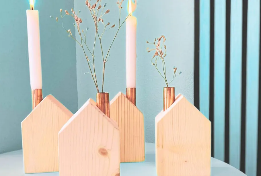 Kerzenhalter in Hausform mit Blumen aus Holz.