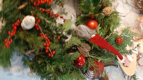 Weihnachtskranz mit roten Beeren und Dekoration.