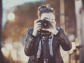 Kamera konzentriert sich auf eine Person, die fotografiert.