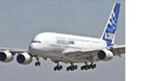 Flugzeug im Flug mit ausgefahrenem Fahrwerk.