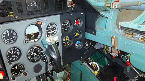 Cockpit mit verschiedenen Flugzeuginstrumentenanzeigen.