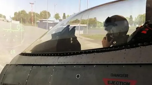 Pilot im Düsenflugzeug-Cockpit auf der Landebahn.