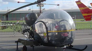 Vintage-Helikopter auf Rollfeld ausgestellt.