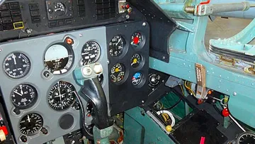 Flugzeugcockpit mit verschiedenen Kontrollinstrumenten.