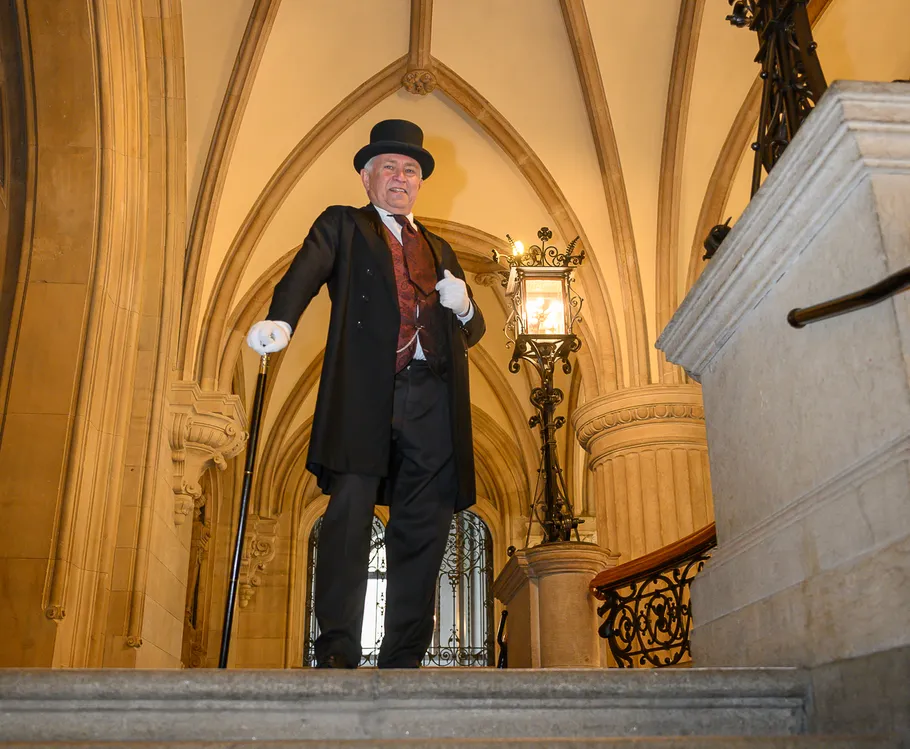 Mann in formeller Kleidung geht Treppe hinunter.