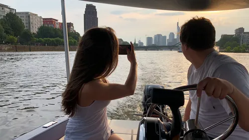 Zwei Personen bei Sonnenuntergang auf einem Fluss.