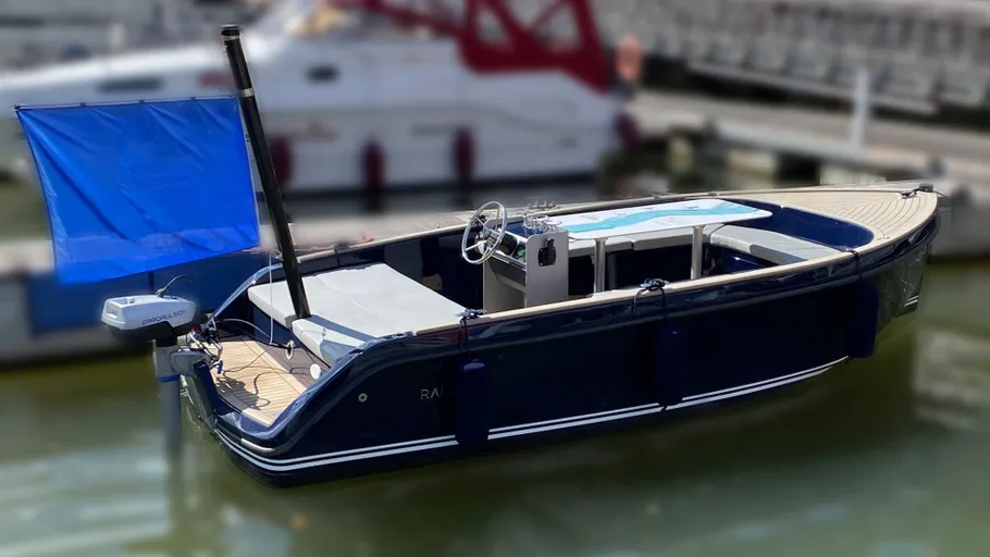 Elektrisches blaues Boot im Hafen angedockt.