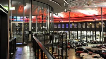 Geräumiger Ausstellungsraum mit ausgestellten Oldtimern.