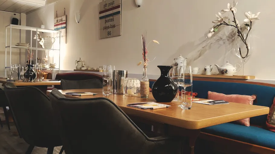 Gemütliches Restaurantinterieur mit Tischgedeck.