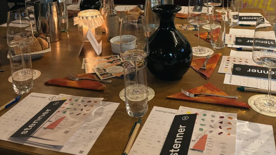 Tische für Weinprobe vorbereitet.