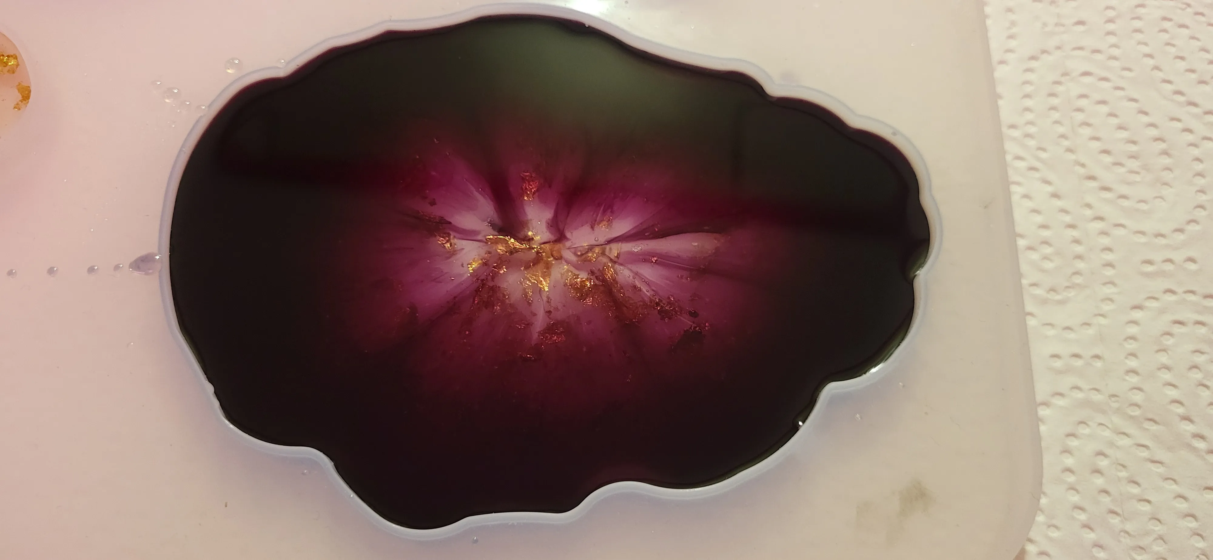 Lila Harzkunst in unregelmäßiger Form.