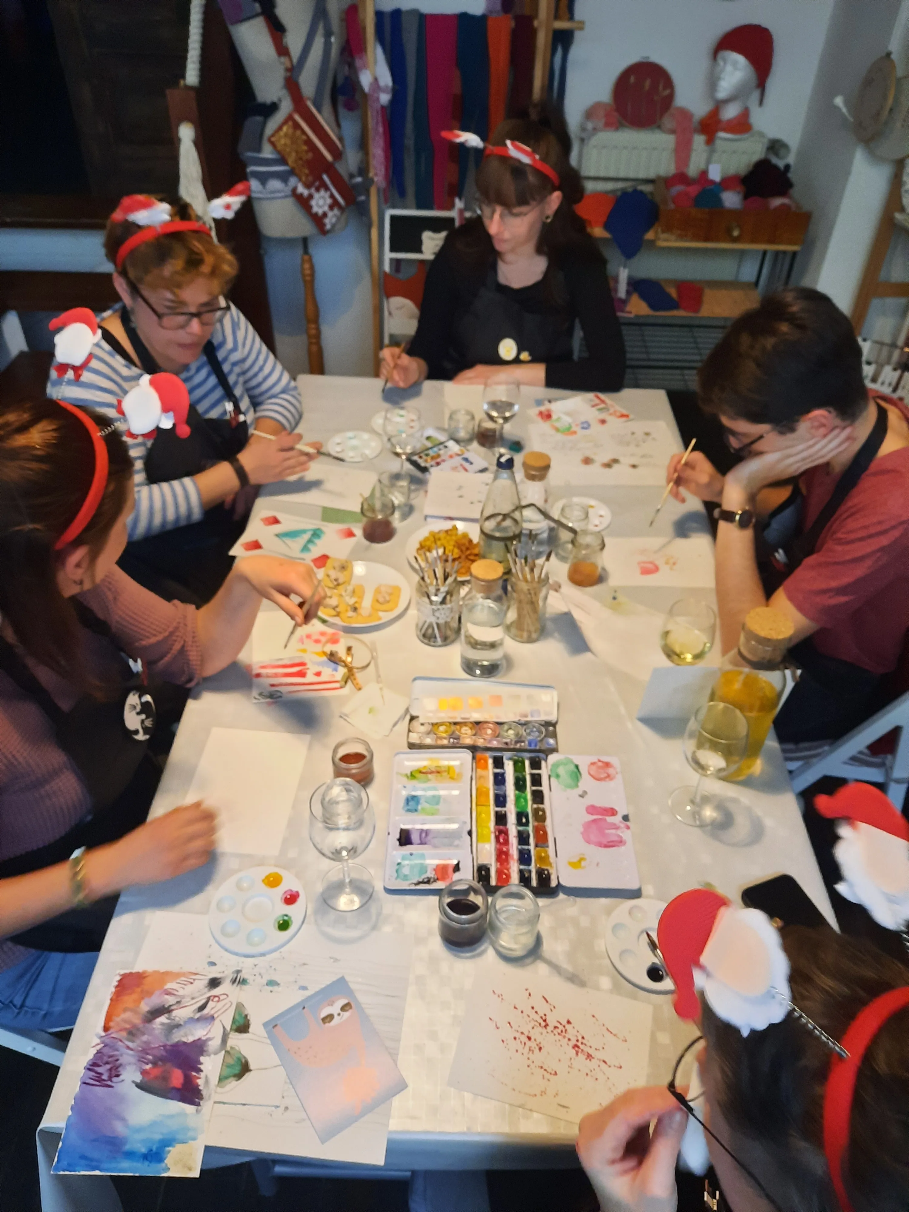 Menschen malen an einem festlichen Tisch.