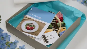 Stickset mit bunten Fäden dargestellt.