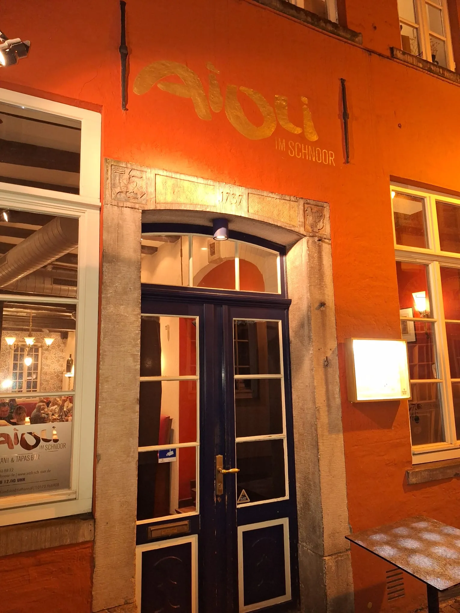 Orange Gebäudeaußenansicht mit gewölbtem Eingang.