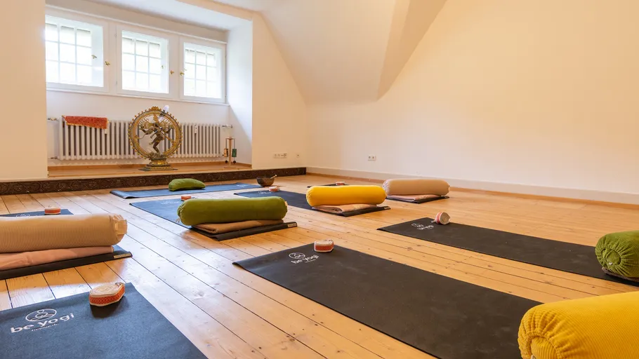 Yogamatten und Bolster in einem ruhigen Studio.