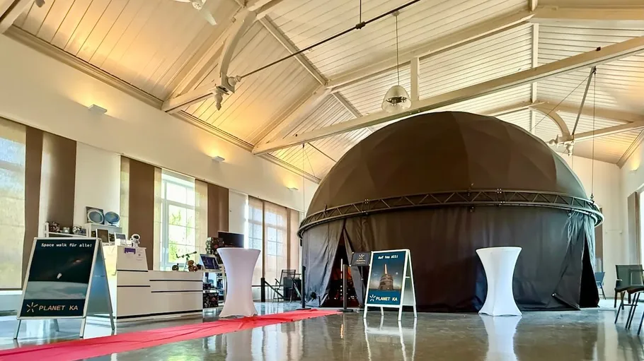 Inneres Planetarium, mit rotem Teppich und Schildern.