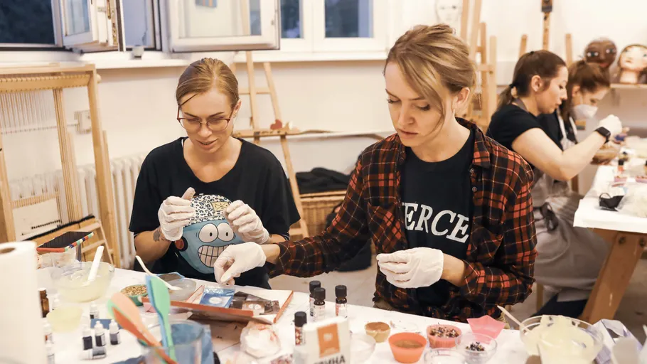 Gruppe Frauen basteln in einem Studio.