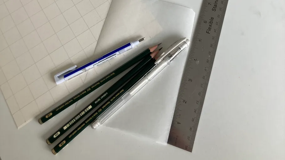 Bleistifte und Lineal auf Zeichenpapier.