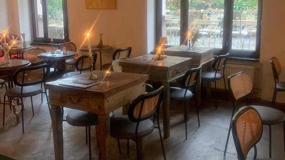 Kerzenbeleuchtete Tische in gemütlichem Café.