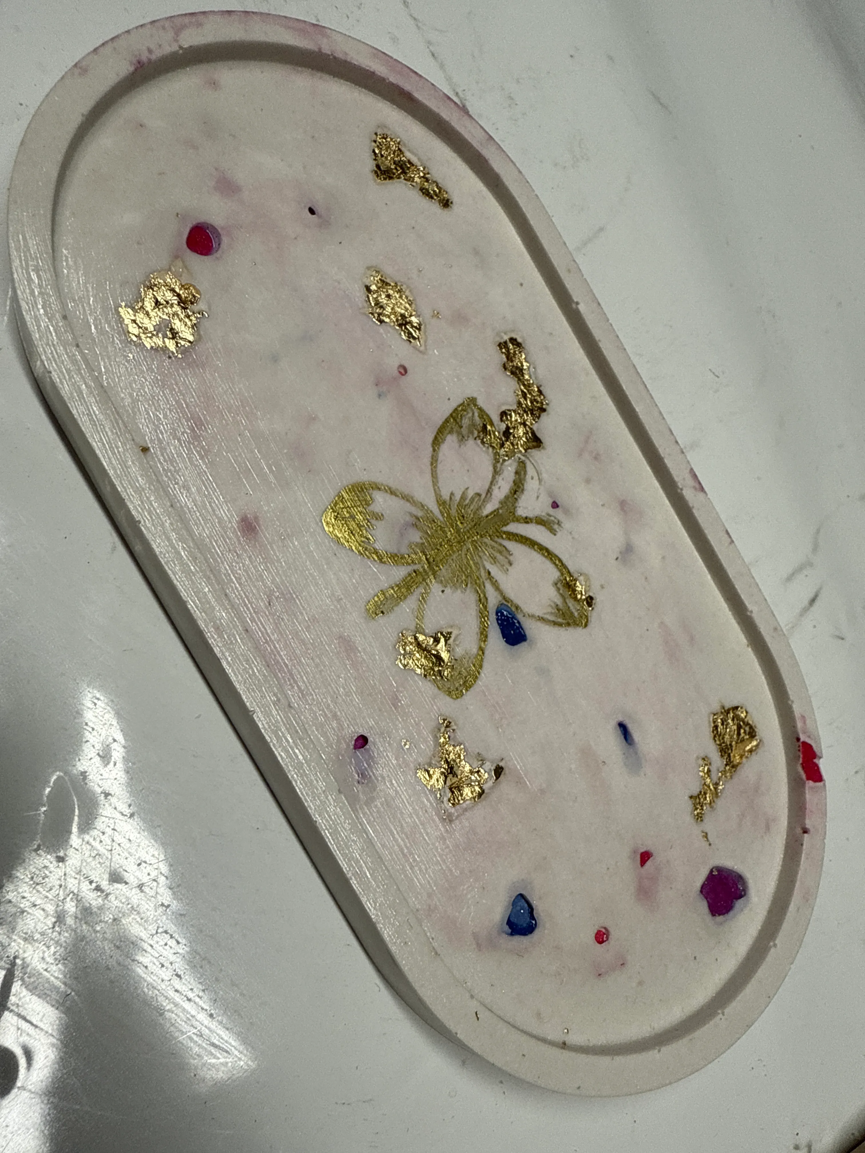 Dekoratives Tablett mit Golddesign.