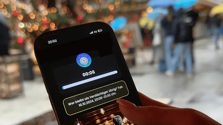 Smartphone mit Timer in festlicher Umgebung.