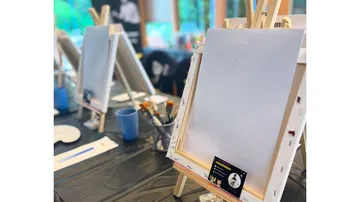Leinwände auf Staffeleien in Kunstklasse.