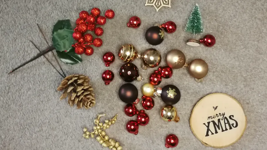 Weihnachtsdekorationen auf grauer Oberfläche.