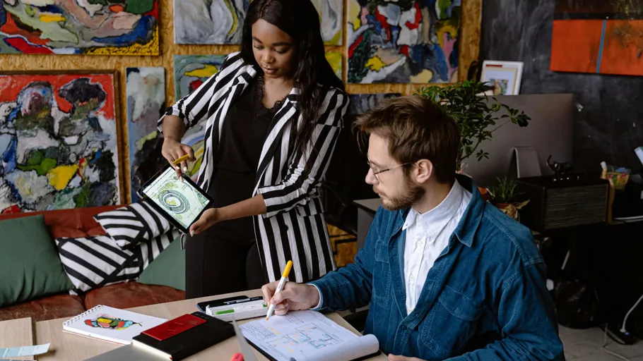 Zwei Personen arbeiten im kunstvollen Studio.