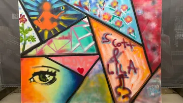 Buntes Graffiti mit abstrakten Formen und Namen.