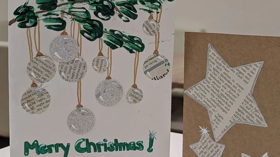 Handgemachte Weihnachtskarten mit Schmuck und Sternen.